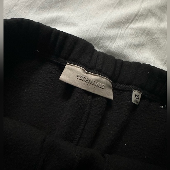 FEAR OF GOD Essentials Fleece Sweat Shorts - Picture 4 of 5